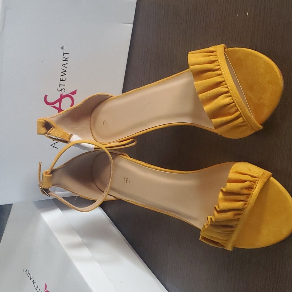 Ruffle sandal sz 11w